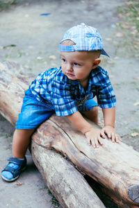 坐在木头上的男婴