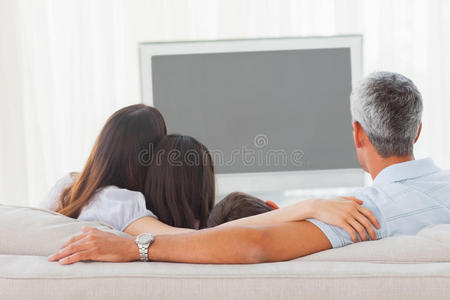 一家人一起在沙发上看电视图片