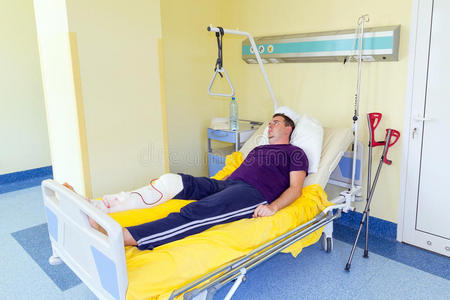 里的男人医用乳胶手套医院数字血糖检测患者血糖水平卧病在床的女病人