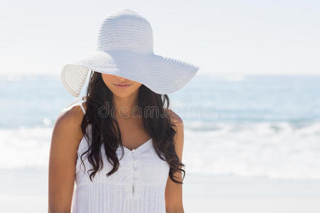 戴着白色太阳帽的漂亮黑发女郎俯视