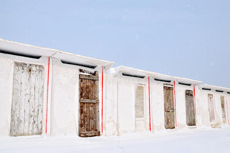 雪地里的老建筑