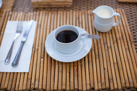 咖啡馆早餐提供黑咖啡和牛奶