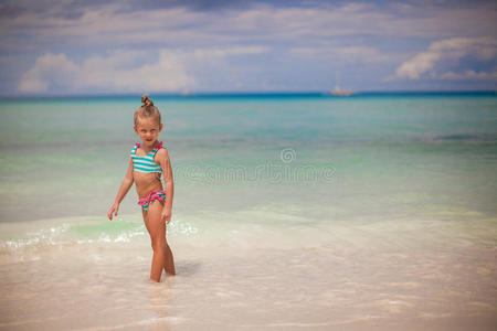 可爱的小女孩走在水上