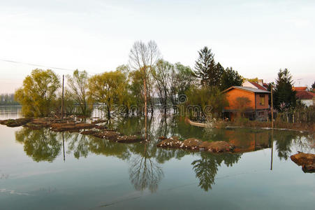 洪水淹没的房子和河流中的土地