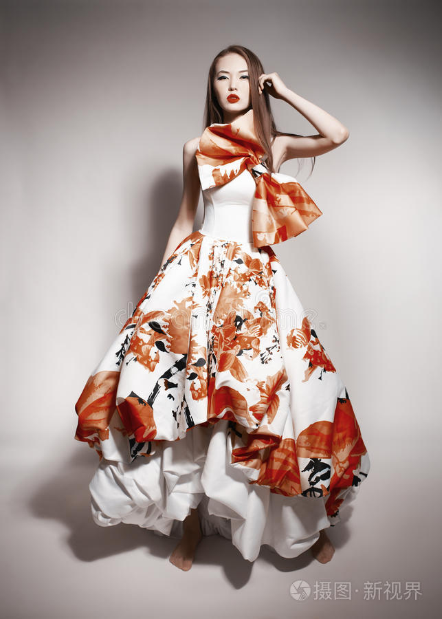 年轻美丽的亚洲黑发女子穿着华丽的衣服