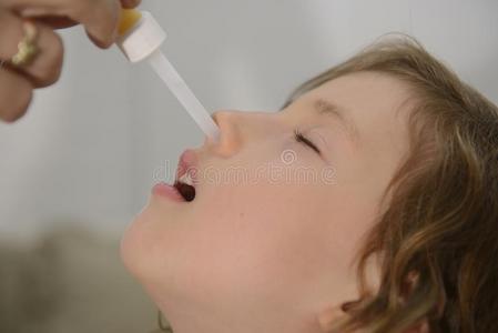 显微镜滴液妈妈滴鼻液照片