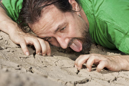 干旱的土地上口渴的人照片