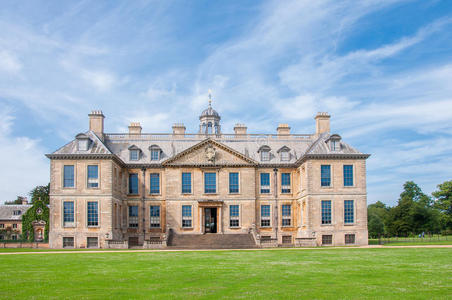 2018年3月在清迈省的装备美国橄榄球运动员的后方看法与盔甲和球在手