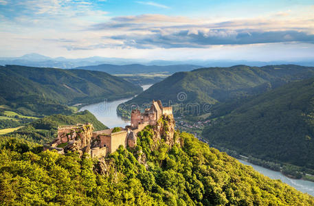 奥地利瓦乔的阿格斯坦城堡废墟和多瑙河的美丽景观