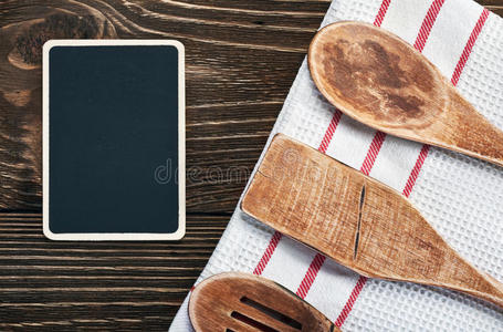 厨房用具和写菜谱的黑板图片