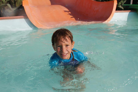 水上乐园快乐小男孩