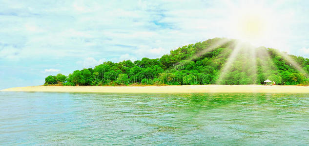 岛上阳光明媚的热带海滩