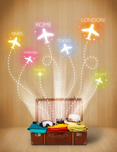 挂着衣服和彩色飞机的旅行包