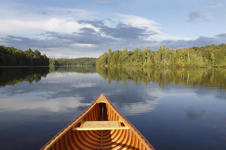 在平静的湖面上划独木舟