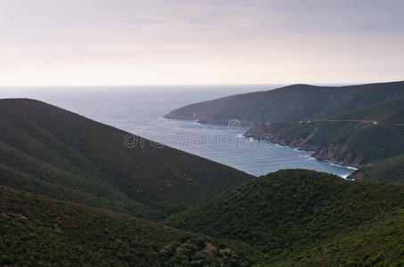 日出时典型的希腊岛海岸