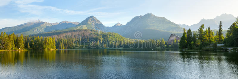 国家公园高山湖全景图