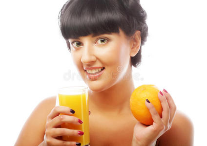 黑发女人拿着橙汁