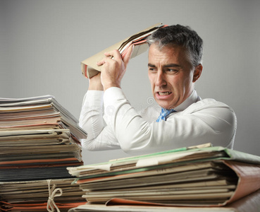 过度工作业务混乱和工作过度的商人挥舞着文件进来女青年在办公室工作