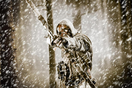 森林里的男性弓箭手照片