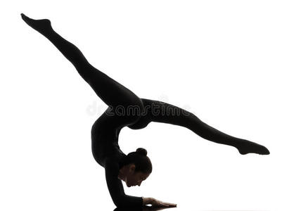 女子柔术运动员练习体操瑜伽剪影