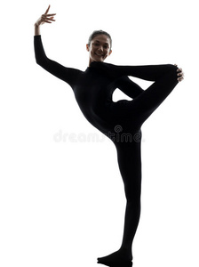 女子柔术运动员练习体操瑜伽剪影
