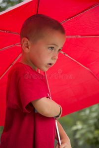 穿红色衣服，带红色雨伞的小男孩