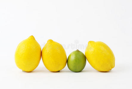 三个柠檬和一个酸橙图片