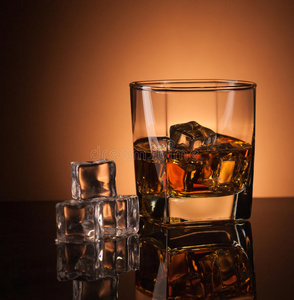 玻璃杯威士忌