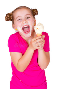 笑着吃冰淇淋的孩子