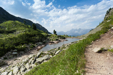 山间小路图片