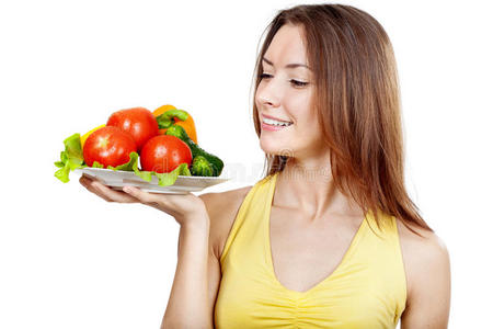 妇女端着一盘新鲜蔬菜图片