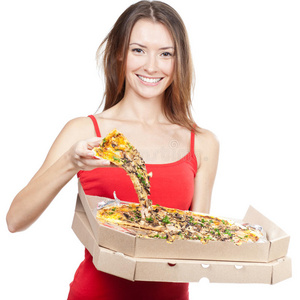 漂亮的黑发女人拿着一块披萨