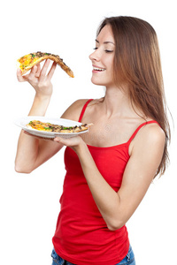 漂亮的黑发女人拿着一块披萨