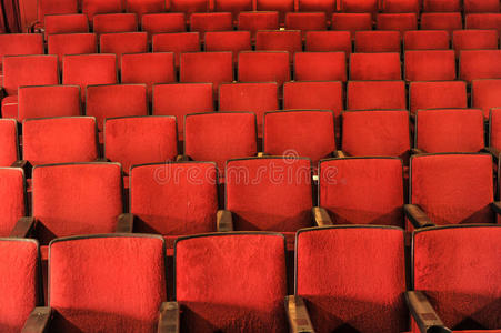 一排带木制扶手的剧院座位