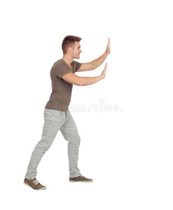 想像的力量推东西的年轻人照片