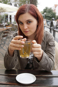 喝茶的年轻女子