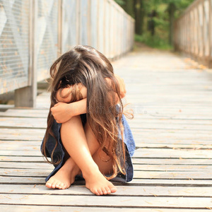 悲伤小女孩图片