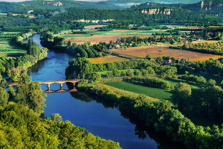 多尔多涅河上的中世纪桥梁图片