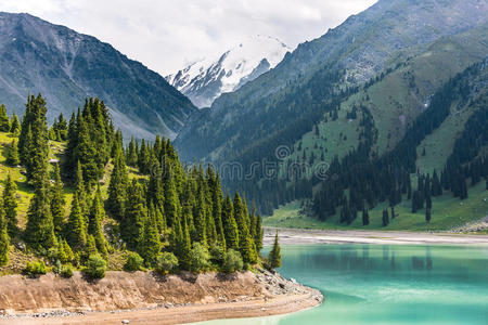 中亚山水山湖图片