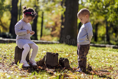 秋林里的小男孩和小女孩