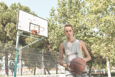 打篮球的年轻人图片