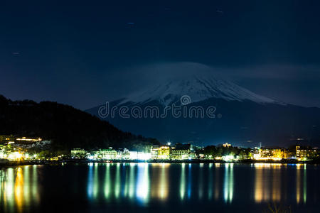 晚上是富士山和山中湖。