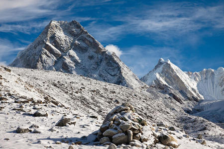 阳光明媚的山景。喜马拉雅山。尼泊尔