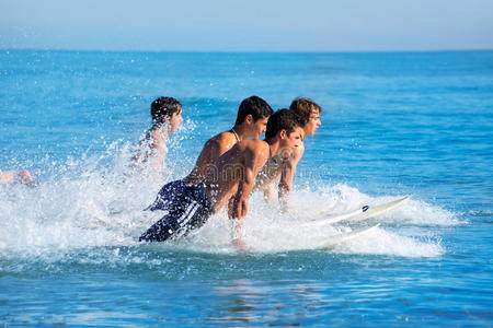 男孩冲浪者在冲浪板上奔跑跳跃图片