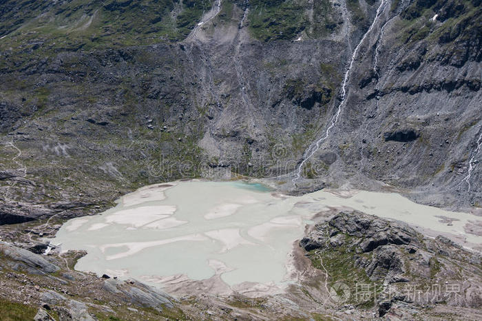 格罗斯格洛克纳冰川融化的雪，金的最高山峰