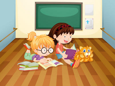 两个女孩在房间里看书