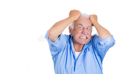 上了年纪的疯子,看起来很疯狂,绝望的男人,拔出他的头发,照片