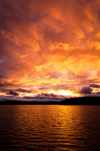 戏剧性的火红色日落在湖面上