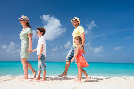 一家人在热带海滩度假