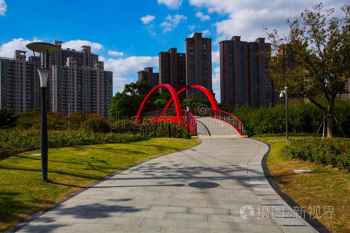 上海古北路大桥旁绿地红桥